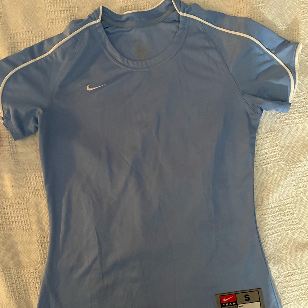 Women’s Nike small Dri-fit shirt. New condition. Smoke free home.